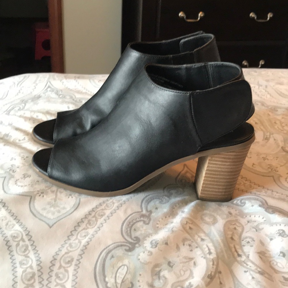 Black peep toe heel